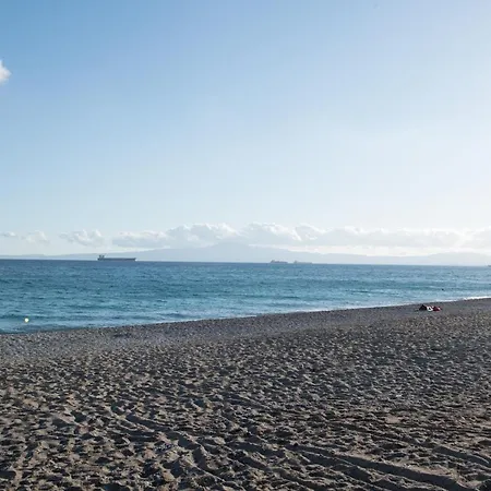 Spacious Beachfront Apartamento *