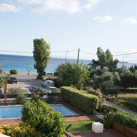 Spacious Beachfront Apartamento Calamata